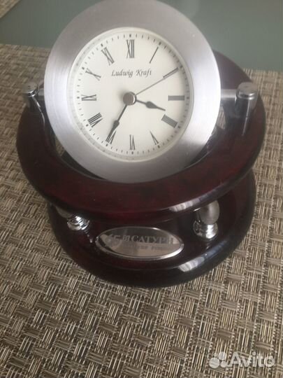 Часы электронные настольные с компасом