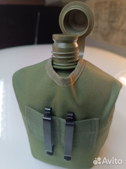 Фляжка походная пластиковая 1 л. с котелком