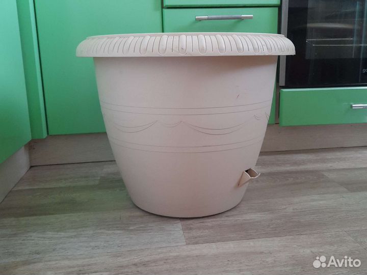 Большой горшок на колесиках.28,8 литров