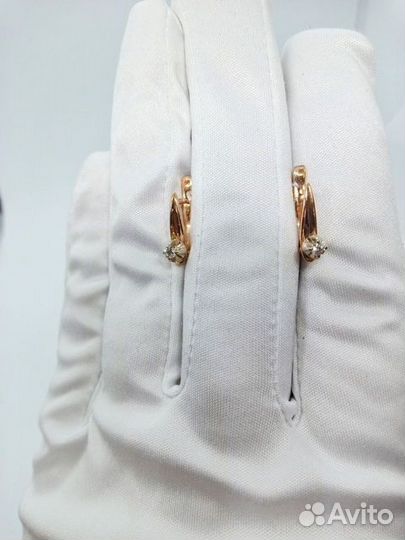 Золотые серьги с бриллиантом