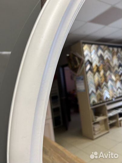 Зеркало в деревянной овальной раме