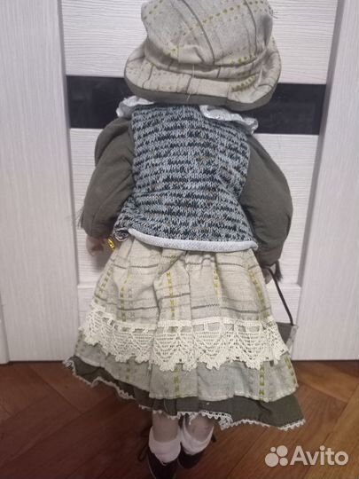 Кукла фарфоровая
