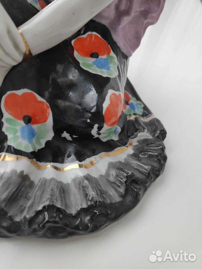 Фарфоровая статуэтка 