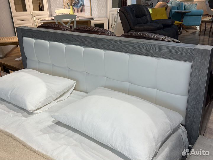 Спальный гарнитур массив