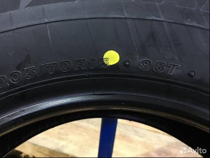 Bridgestone Blizzak Spike-02 SUV 205/70 R15 96T