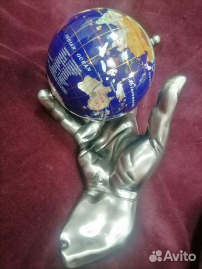 Рука с глобусом