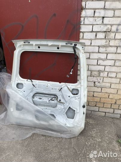 Дверь багажника nissan serena c25