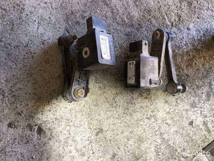 Датчик положения кузова Volkswagen Touareg 1