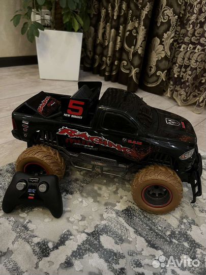 Машина с пультом управления