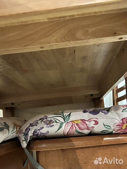 Стулья и стол деревянные