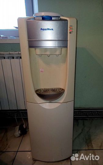 Кулер для воды напольный