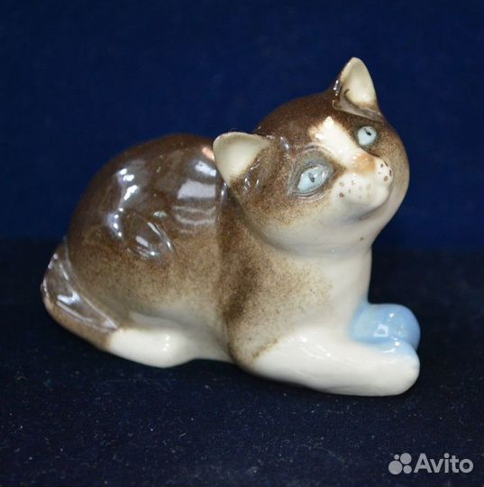 Фарфоровая статуэтка- котенок С мячом. лфз