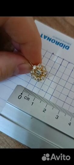 Золотые серьги малинка с алмазами