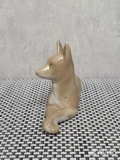 Собака фарфоровая статуэтка