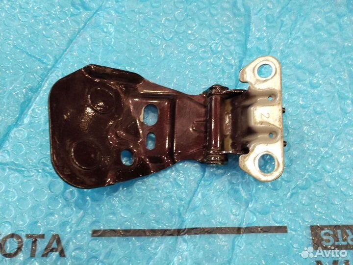 Петля багажника Хайлендер 2 левая б/у