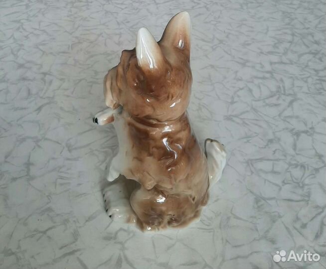 Фарфоровая статуэтка собаки