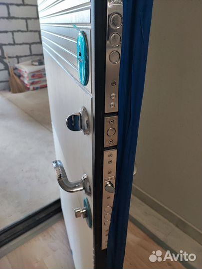 Дверь входная металлическая от застройщика