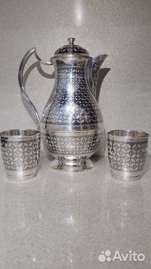 Кувшин и два стакана