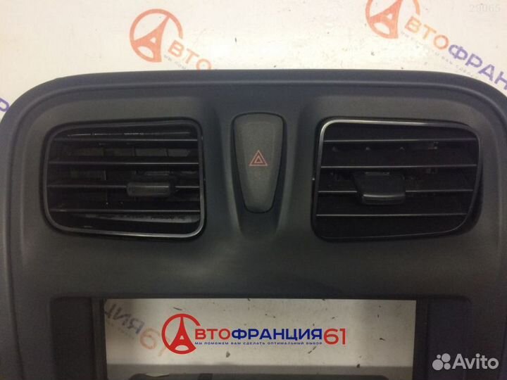 Накладка декоративная центральньная, 682602327R re