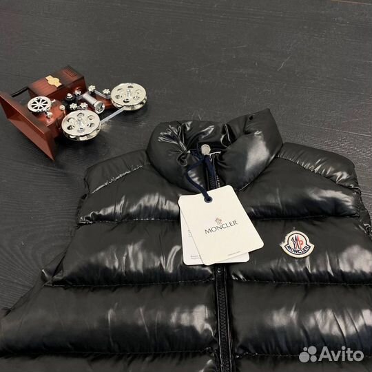 Жилетка новая Moncler