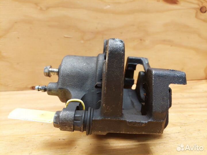 Суппорт передний левый Toyota Ractis SCP100 2szfe