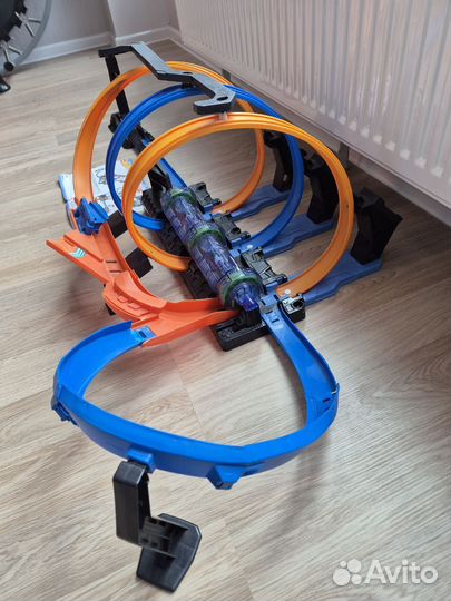 Тройная петля хотвилс Hot Wheels