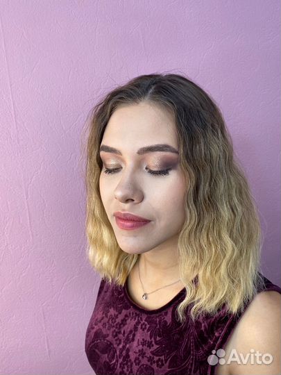 Модель на прическу и макияж, брови