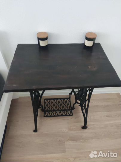 Стол с металлическим подстольем