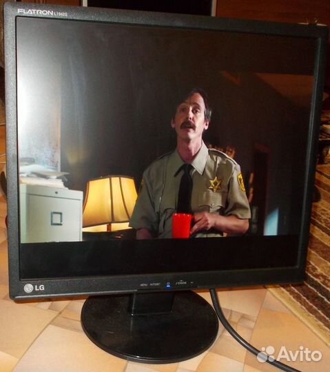 19 ЖК монитор (в идеальном состоянии)