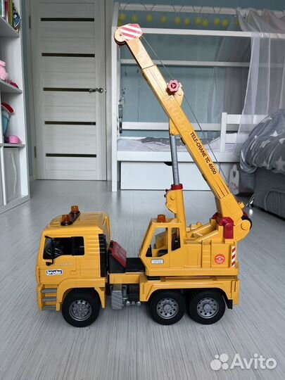 Подъемный кран Bruder MAN