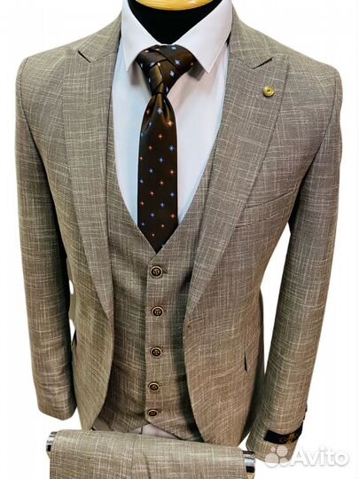 Мужской костюм бежевый троечка