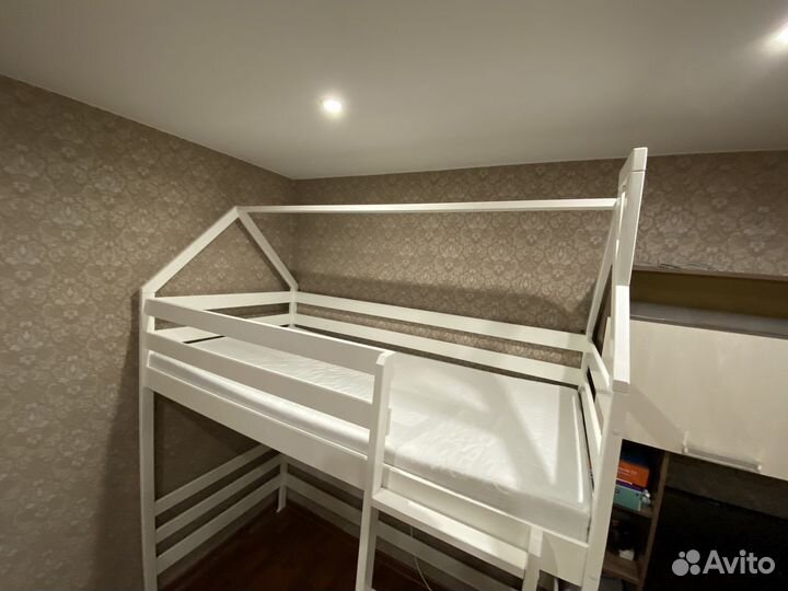 Детская кровать - чердак домик