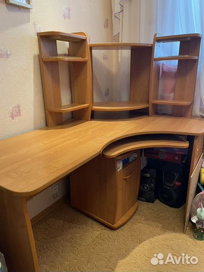 Угловой письменный стол с полками