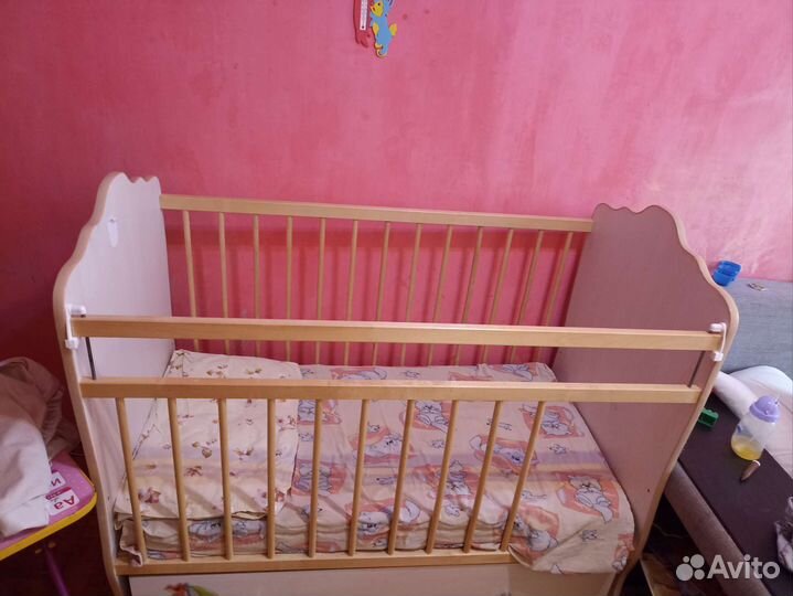 Детская кроватка с маятником и ящиком