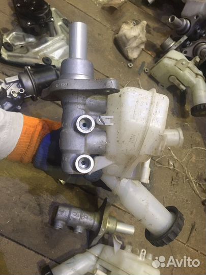 Главный тормозной цилиндр Mitsubishi Lancer X