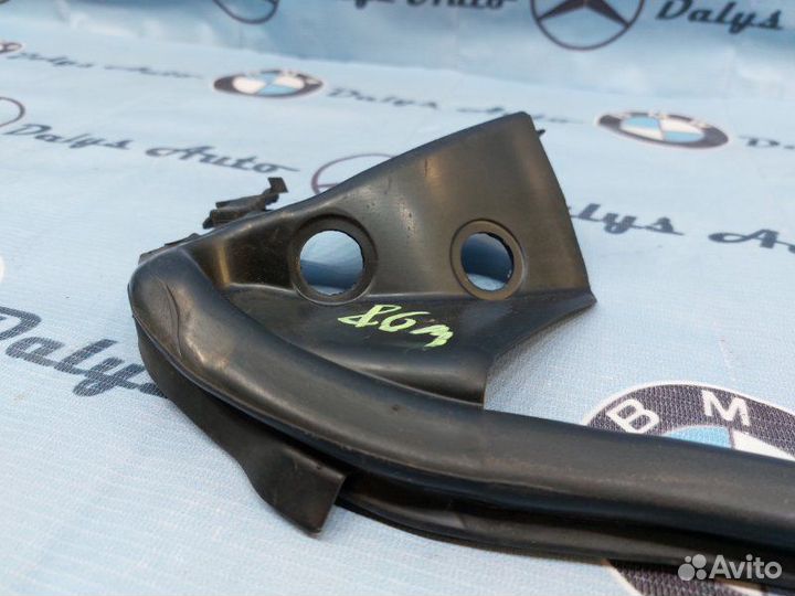 Уплотнитель двери задний левый Mercedes-Benz