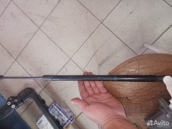 Амортизатор капота Mercedes-Benz E-Class W212 2012