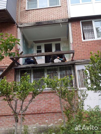 Бригада строителей строим балконы из сайдинга