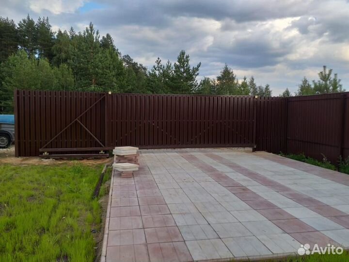 Заборы из евроштакетника для загородного дома