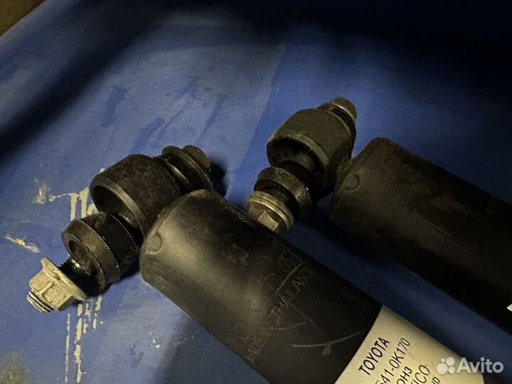 Задние амортизаторы Toyota Hilux оригинал