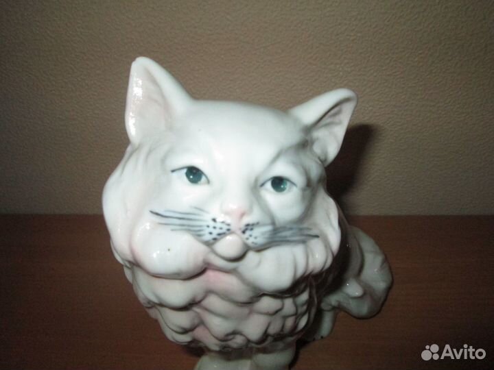 Фарфоровая статуэтка кот