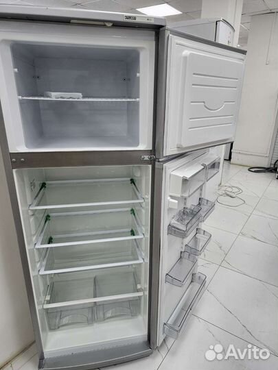 Холодильник Samsung серебристый