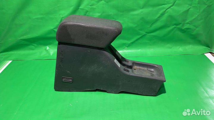 Подлокотник на Mitsubishi Montero sport