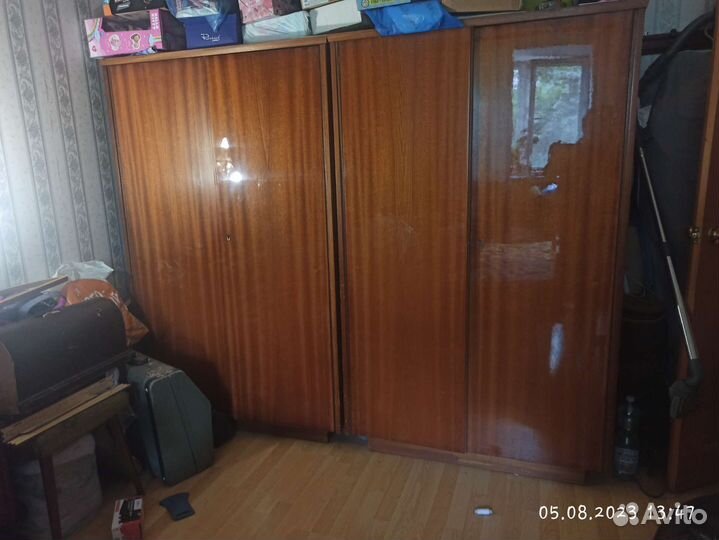 Кровать, тумбочка, шкаф. Комната в советском стиле