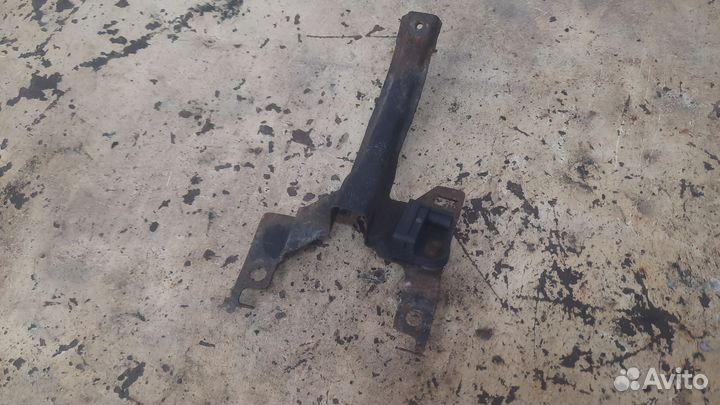 Кронштейн замка капота с датчиком удара. cx-7