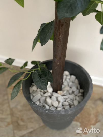 Искусственное дерево в горшке