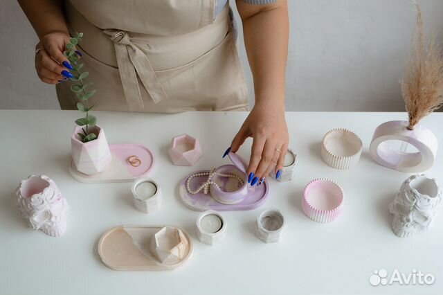 Подсвечники из гипса, шкатулки, свечи, вазы