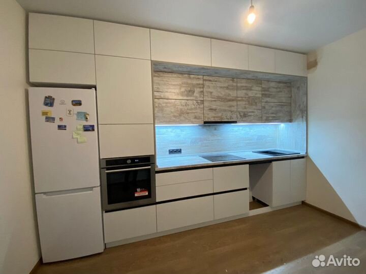 Белый прямой кухонный гарнитур в потолок