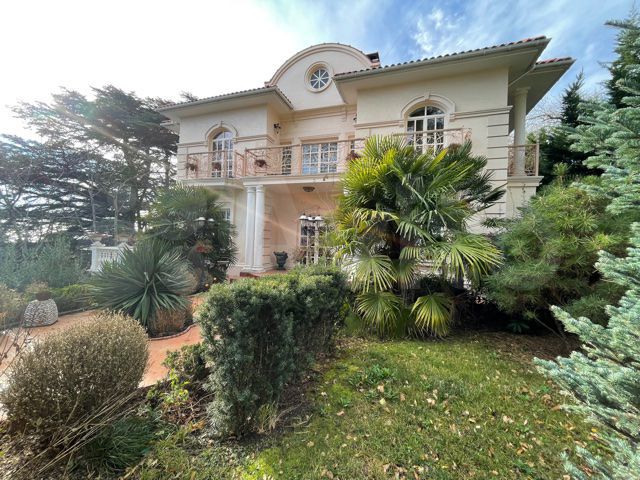 Дом 330 м² на участке 14 сот.