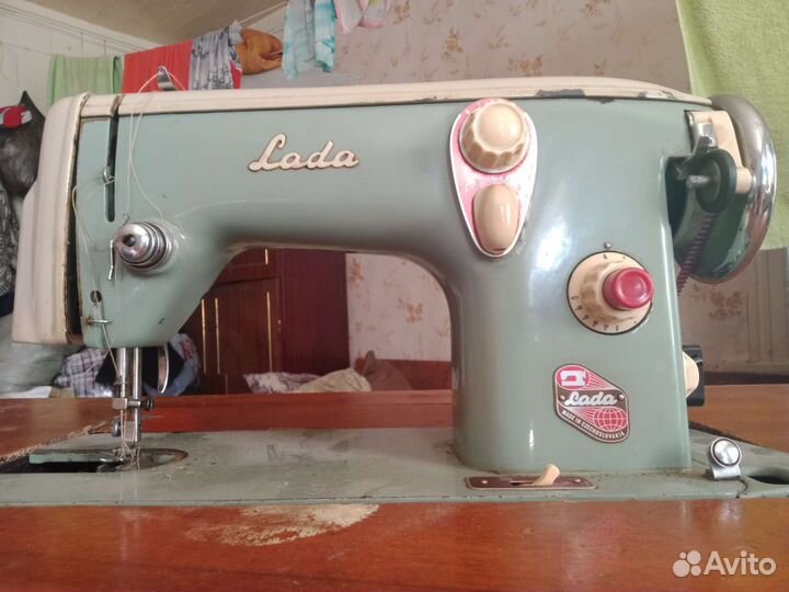 Швейная машина LADA
